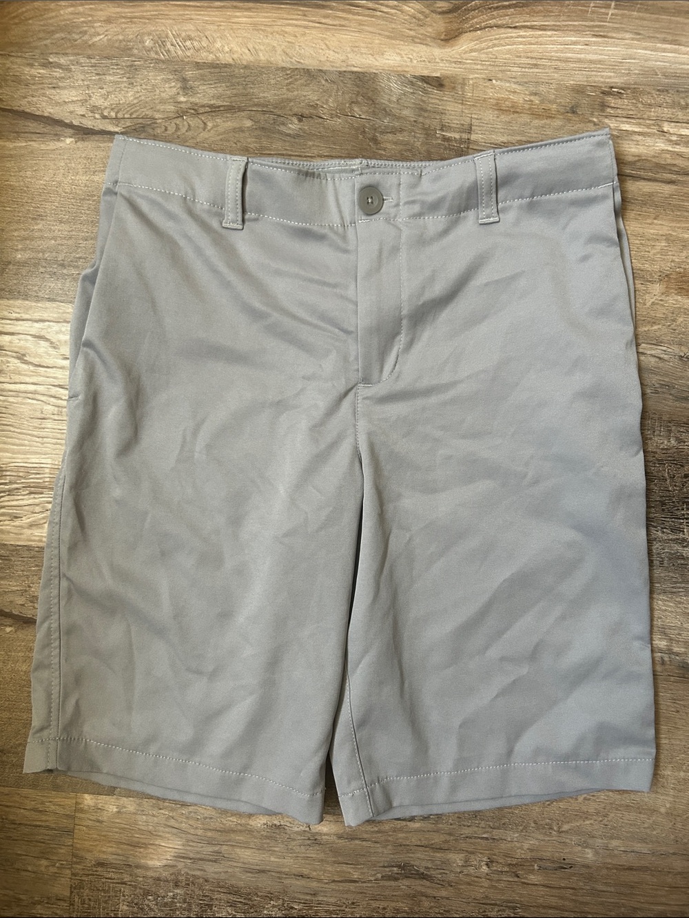 Under Armour boys Light Gray Flat-Front Performance Shorts 14